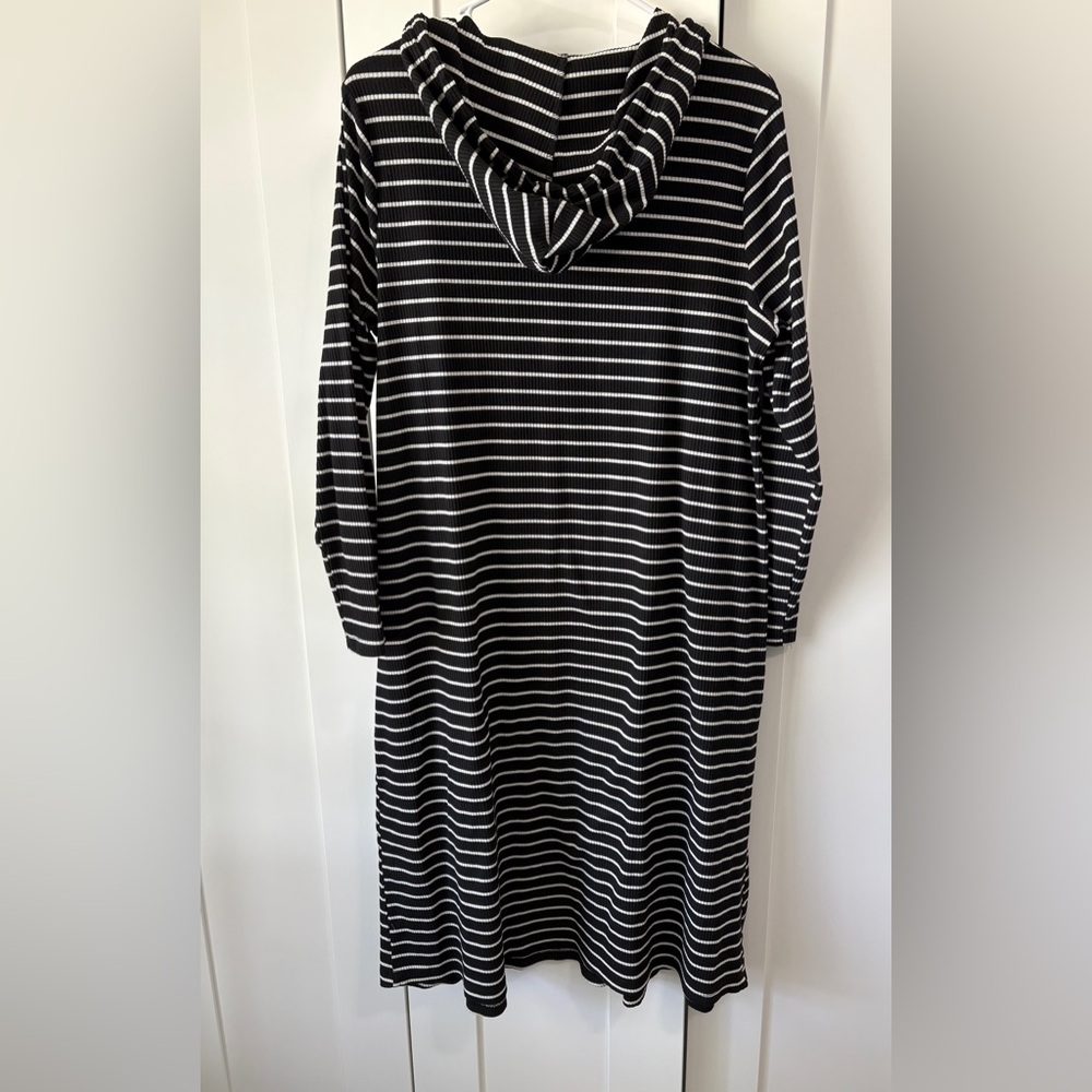 Black & White Dress - Picture 3 of 4